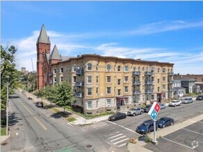 Building Photo - 173 Elm St