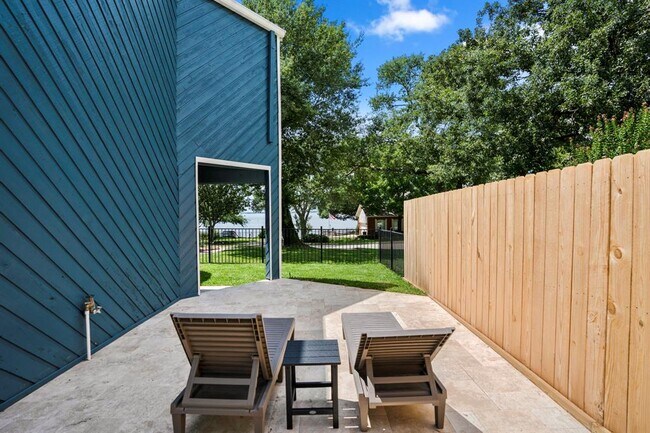 Building Photo - 7057 Edgewater Dr