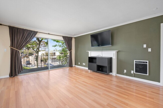 Foto del edificio - Updated Versailles Condo in Newport Beach
