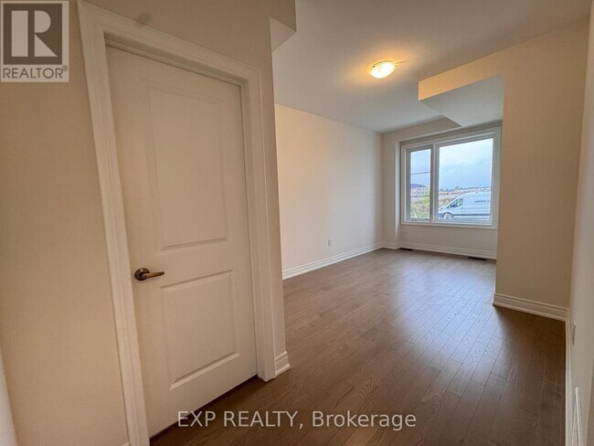 Photo du bâtiment - 553 Vine Cliff Blvd