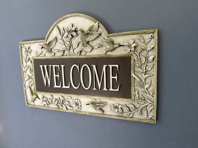 Foto del edificio - Not Your Typical Rental — Warm, Welcoming 3BR Brick Ranch in a Prime Neighborhood