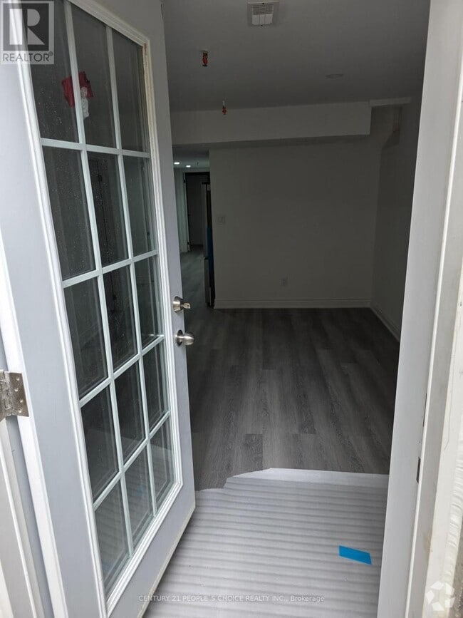 Building Photo - 457 Landsborough Ave
