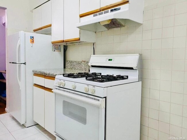 Foto del edificio - 83-30 Vietor Ave