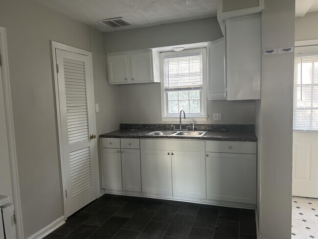 Building Photo - 1110 Allen Dr