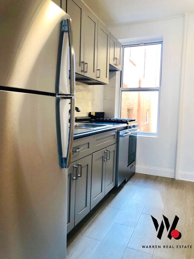 Building Photo - SUNNY 2 BEDROOM ON EAST 9 STREET