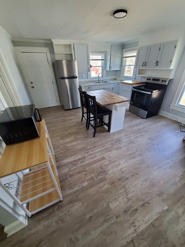 Building Photo - 607 Hillside St