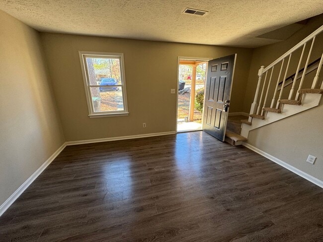 Building Photo - 2 Bedrooms, 1.5 Bathrooms - Townhome in West Rome!