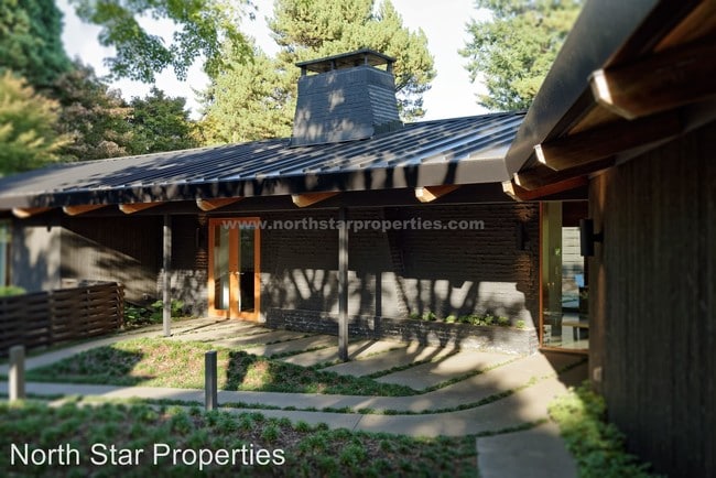 Building Photo - 10200 SW Hawthorne Ln