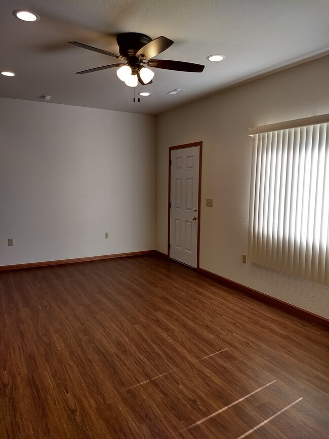 Foto del edificio - 815 W Benjamin Ave