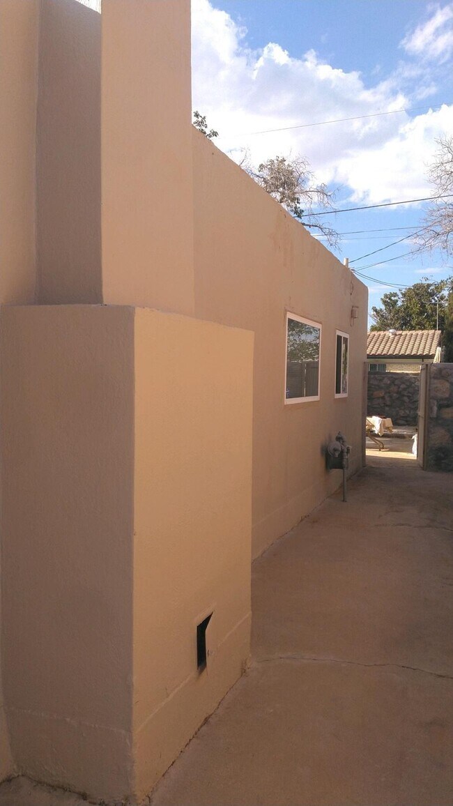 Building Photo - 4737 Tropicana Ave