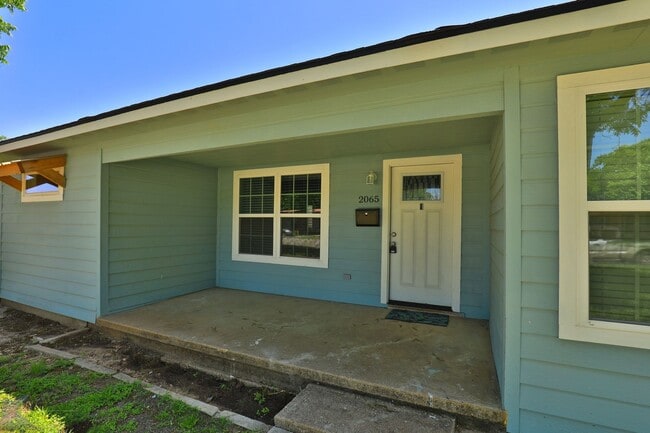 Foto del edificio - 3 bed, 2 bath, updated with all appliances provided!