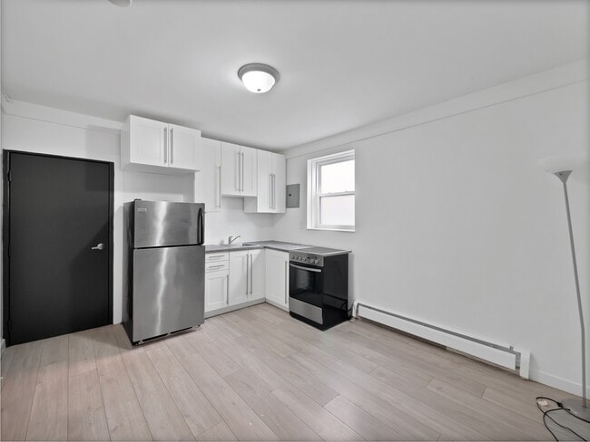 Building Photo - 1218 Fennell Ave E