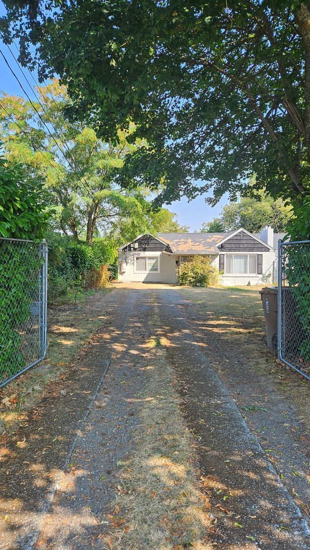 Building Photo - Spacious and privtae duplex in Tacoma