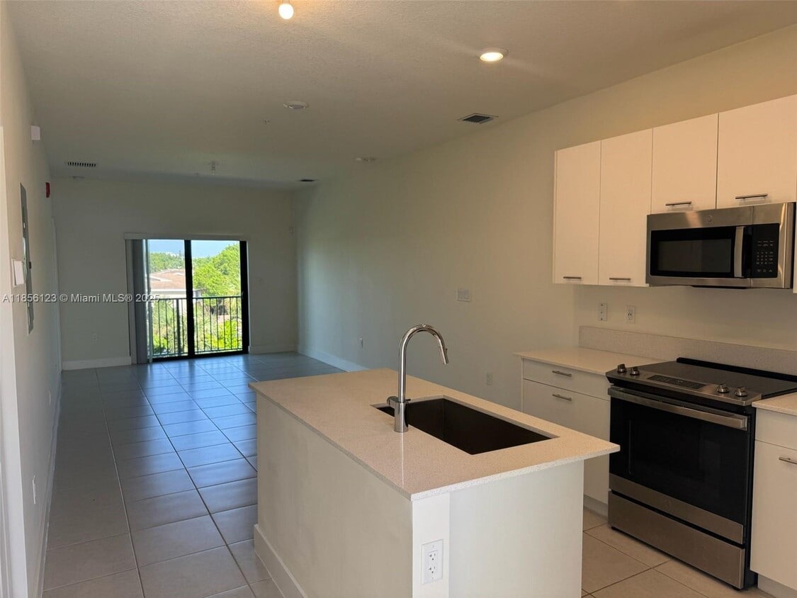 Foto principal - 8001 NW 41st St