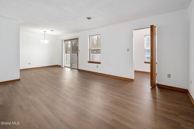 Foto del edificio - 1911 Cambridge Manor Dr