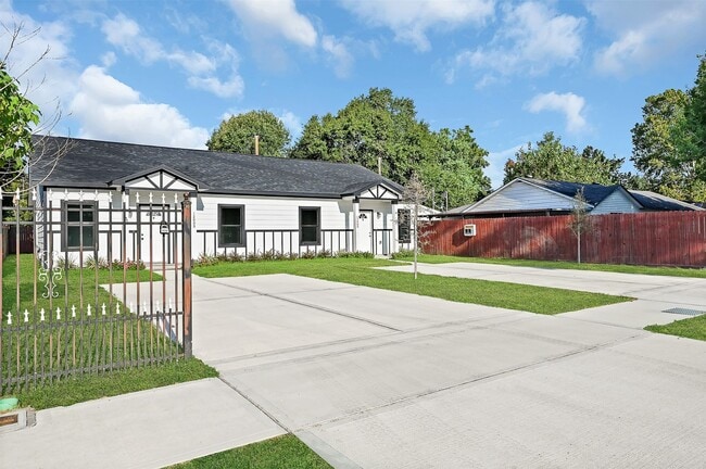 Building Photo - 12009 Meadowgreen St