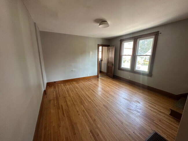 Foto del edificio - S Washington Ave 1041-1043 MLR