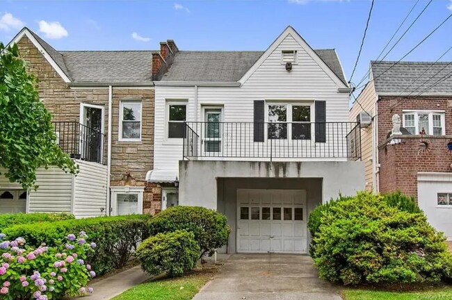 El espacio de estacionamiento está en la entrada. - 813 Calhoun Ave