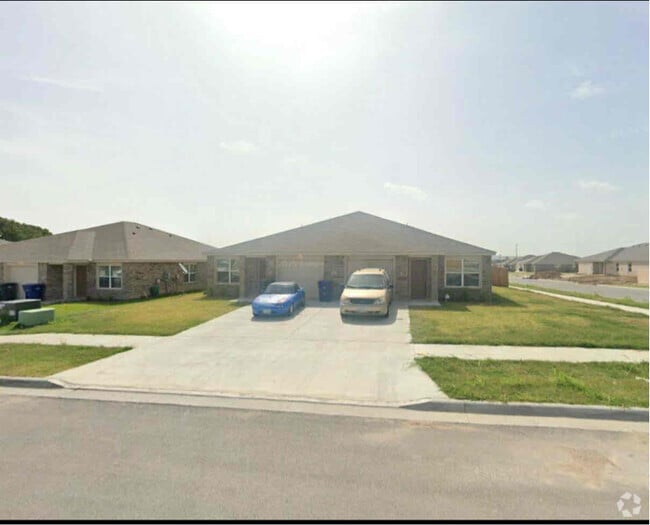Building Photo - 1717 Clovis Dr