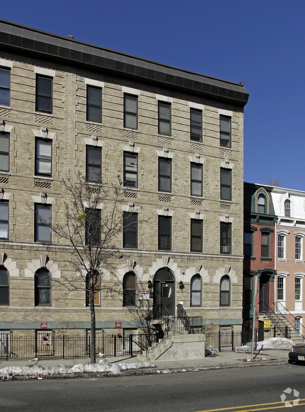 Building Photo - 834 Grand St