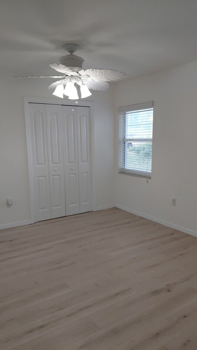 Building Photo - 1003 39th Ave W