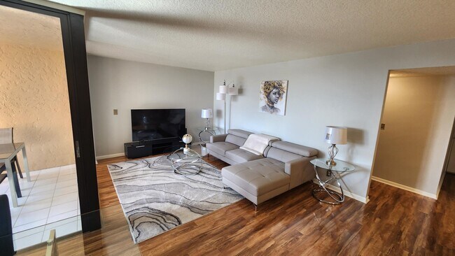 Building Photo - 950 Egret Cir