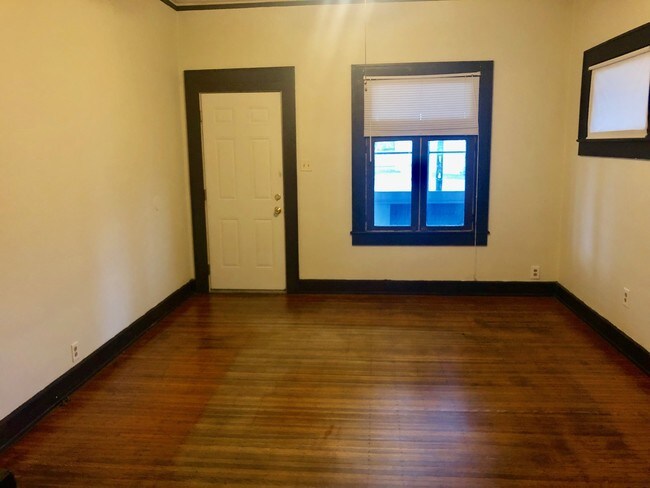 Sala de estar - 522 N Tibbs Ave