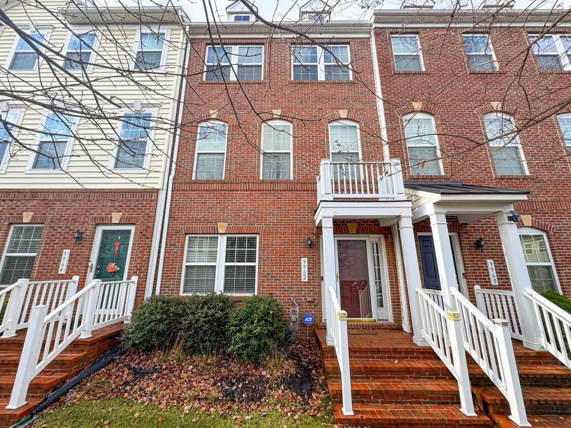 Beautiful And Spacious 3 Bed 3.5 Bath Interior Brick Townhome With Balcony In Hastings Marketplace - Beautiful And Spacious 3 Bed 3.5 Bath Interior Brick Townhome With Balcony In Hastings Marketplace
