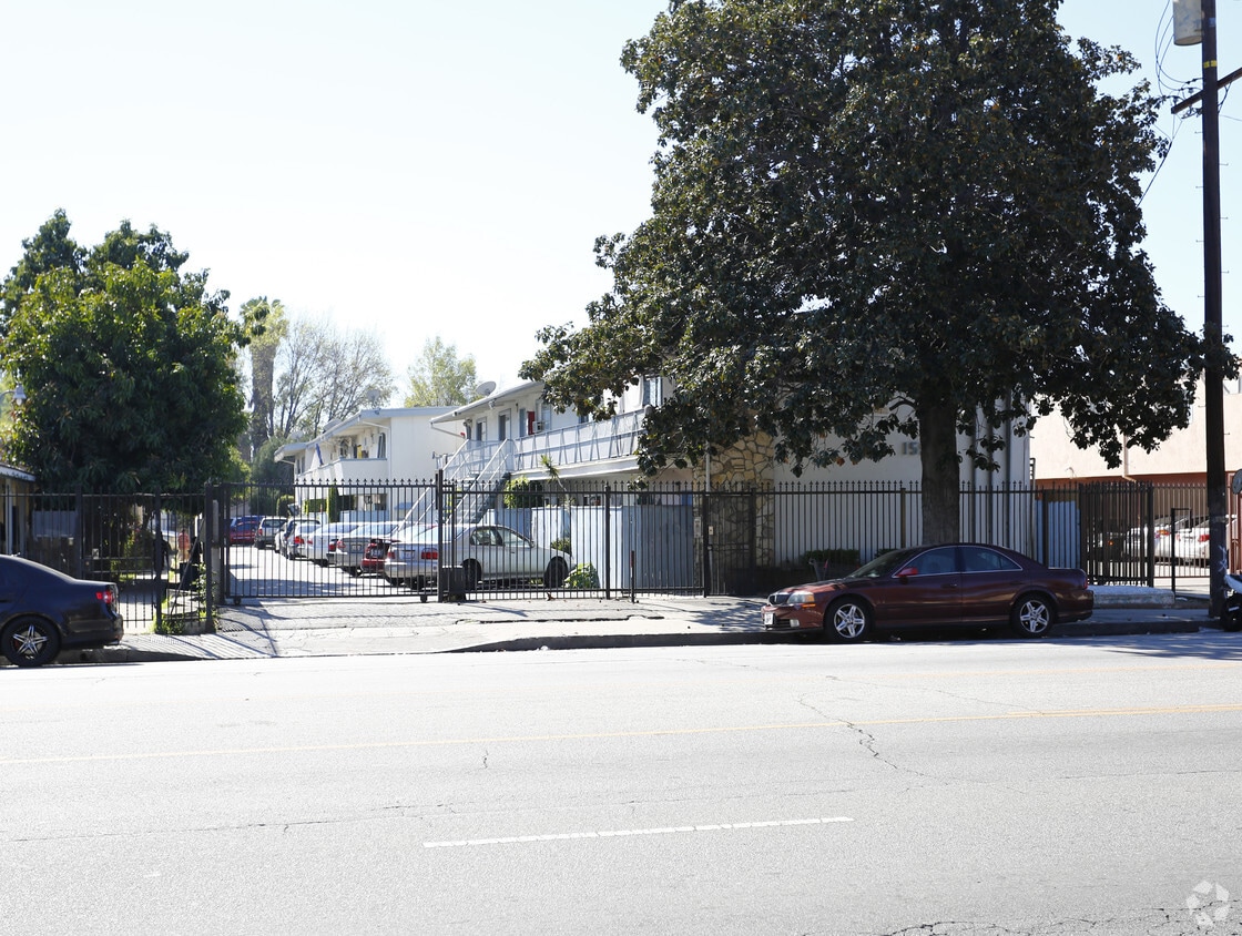 Primary Photo - 15552 Vanowen St