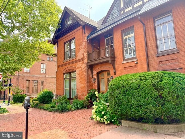 Building Photo - 256 Radcliffe St
