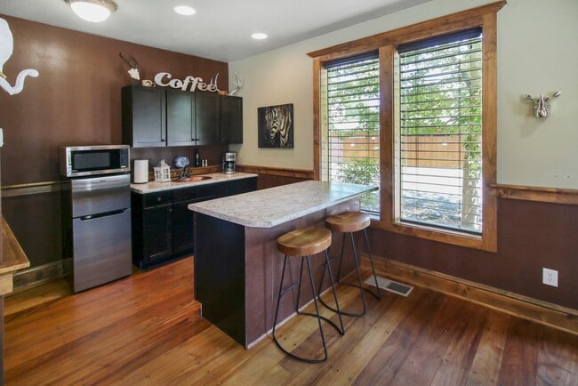 Building Photo - Safari Suite: Cozy, Downtown Jacksonville,...