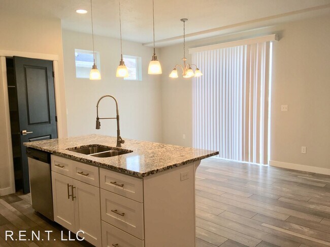 Building Photo - 4 br, 2.5 bath House - 979 W. McKenna Road