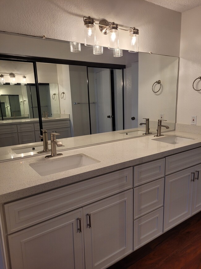 Building Photo - 2563 Plaza del Amo