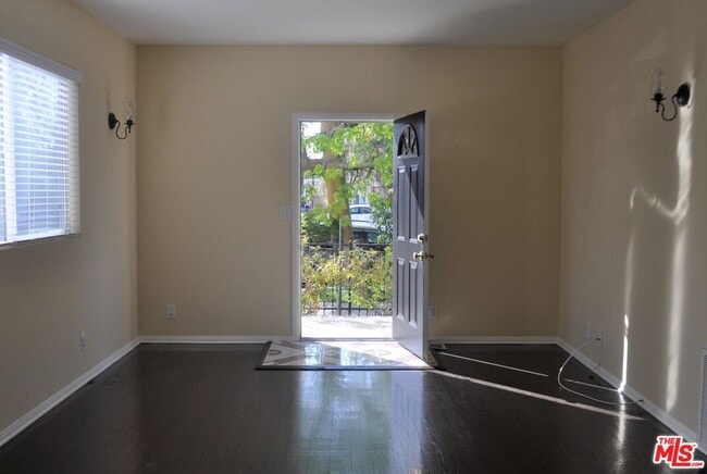 Building Photo - 1818 1/2 S La Brea Ave