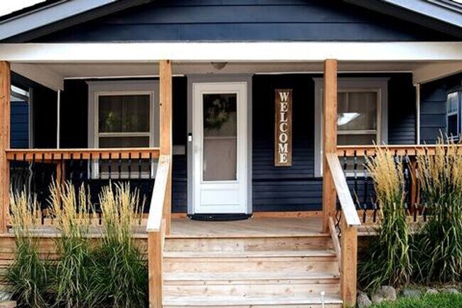 Building Photo - Furnished Living Near UNO & Aksarben!!