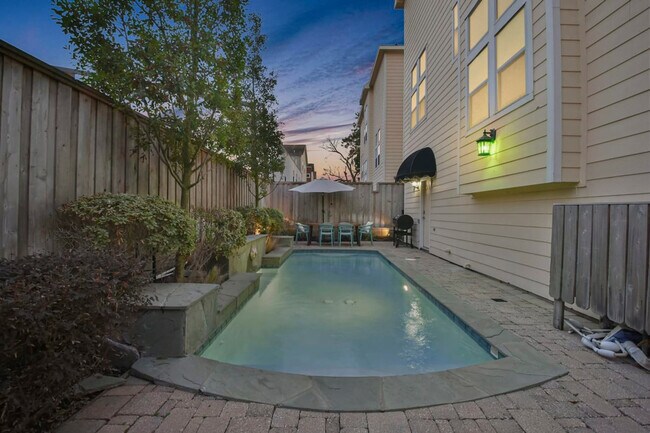 Foto del edificio - 1206 W 25th St