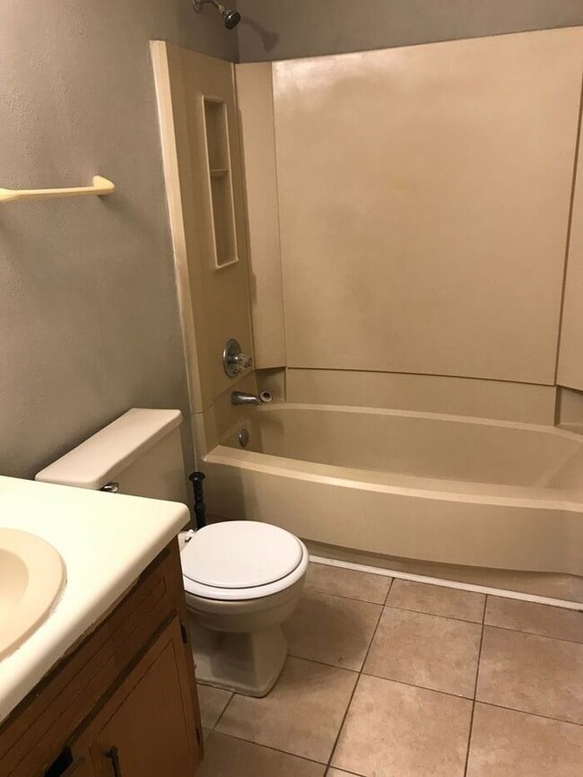 Building Photo - Available now!!! 2 bedroom 1 bath duplex!
