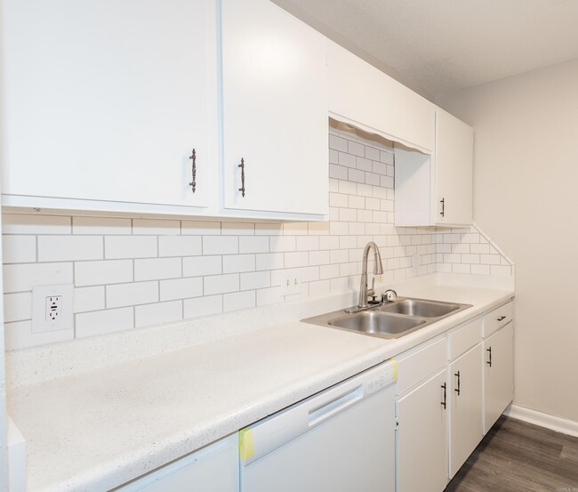 Building Photo - 1100 Brookside Dr