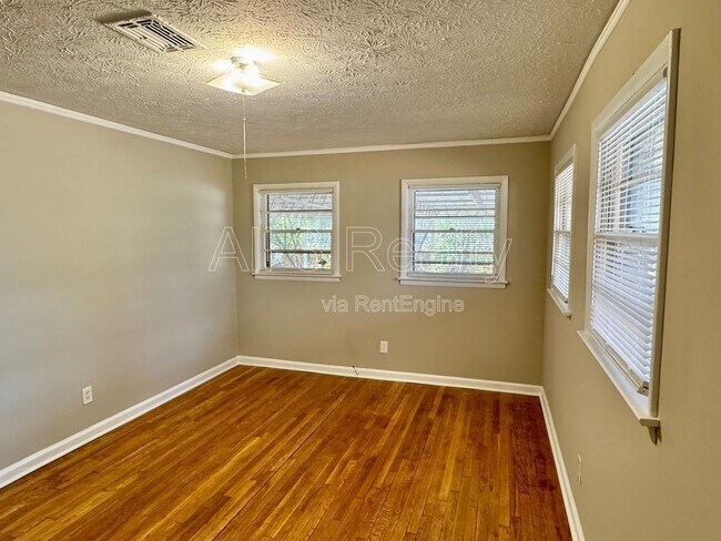 Foto del edificio - 875 Karen Rd