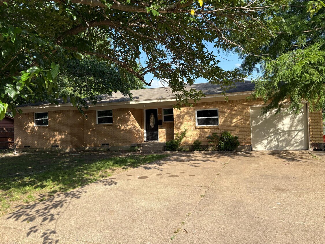 Primary Photo - 104 Freeman St