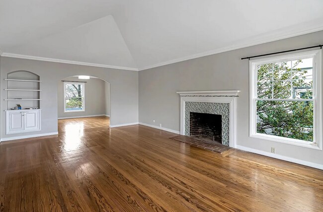 Building Photo - Beautiful Home in Upper Oakmore!