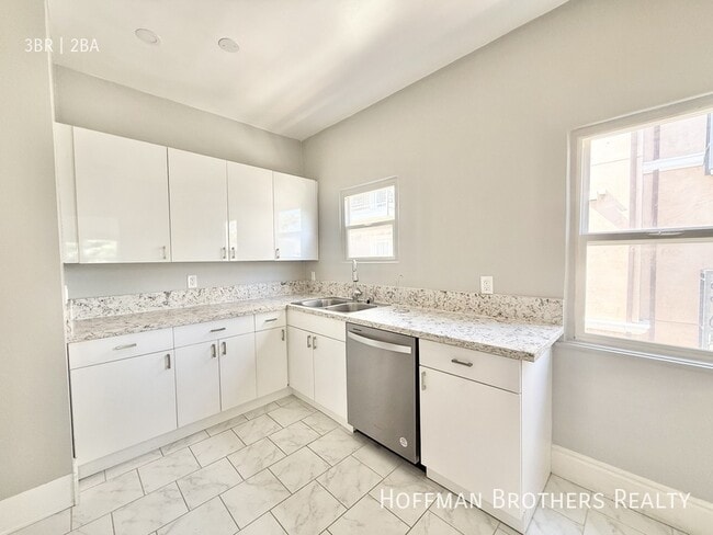 Building Photo - 321 S Reeves Dr