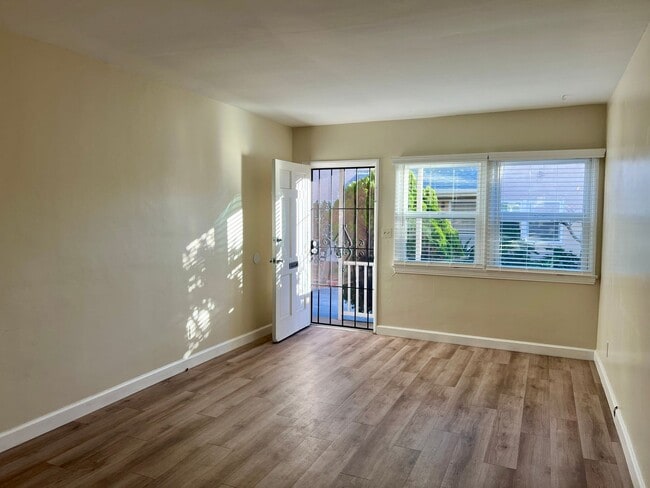 Building Photo - North Park Downstairs One Bedroom Apartmen...