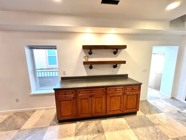 Building Photo - 448 N Queen St