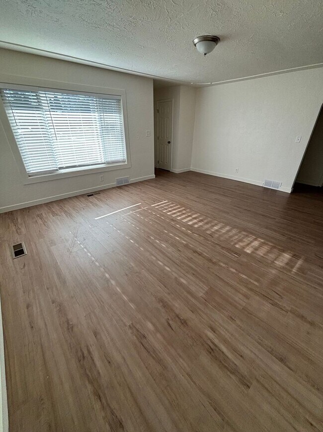 Foto del edificio - Adorable Renovated Single Family Home READY NOW