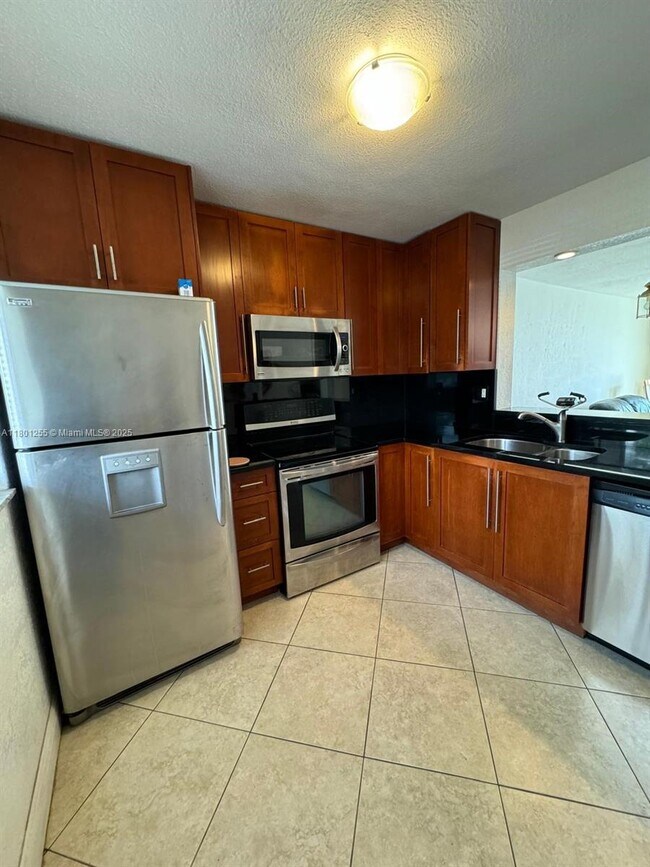 Foto del edificio - 4000 NE 169th St