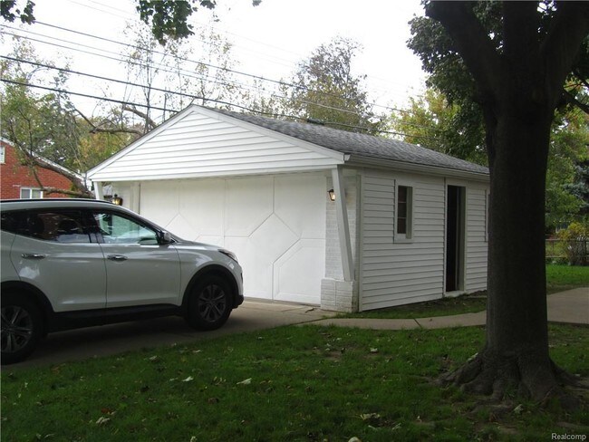Building Photo - 9931 Sunset St