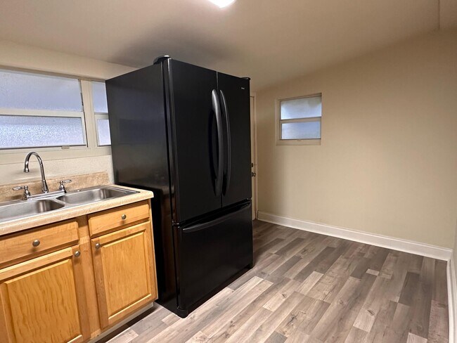 Building Photo - 808 N Palmway