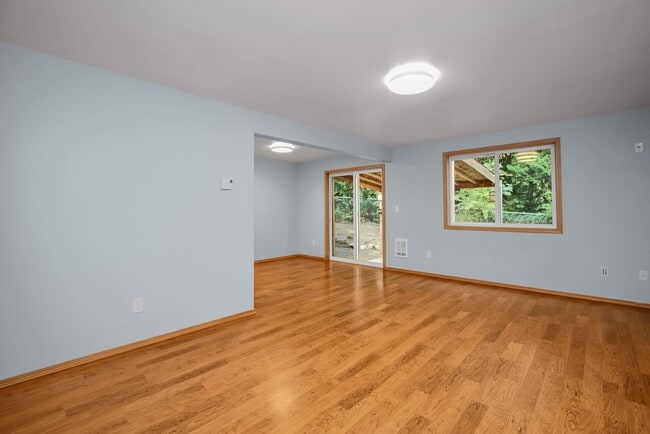 Building Photo - 1124 73rd Dr SE