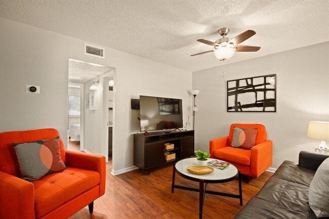 Foto del edificio - 2401 Manor Rd
